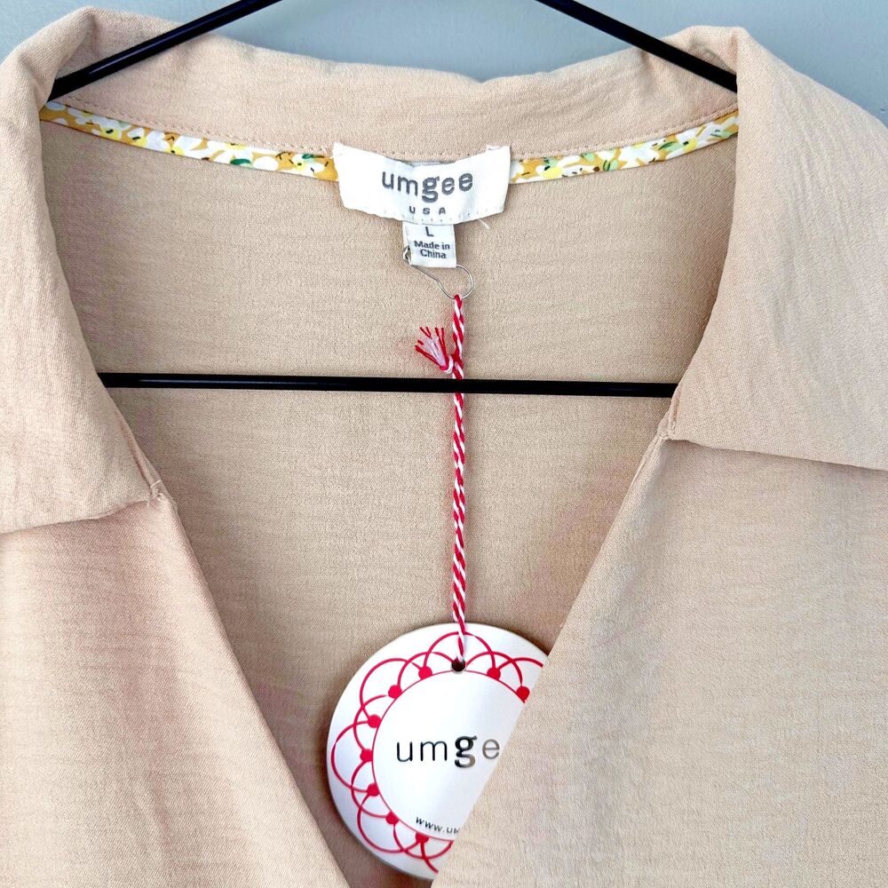 Nwt umgee Womens Beige V-neck Short Sleeve Blouse Large - Picture 2 of 4
